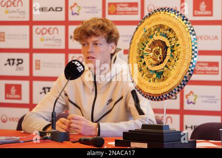 Jannik Sinner (ITA) con il trofeo del vincitore dopo la finale dell'Open Sud de France 2023, torneo di tennis ATP 250 il 12 febbraio 2023 all'Arena Sud de France di Pérols vicino Montpellier, Francia - Foto Patrick Cannaux / DPPI Foto Stock