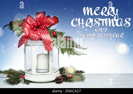 Design del biglietto d'auguri. Composizione con lanterna di Natale su tavolo di legno Foto Stock