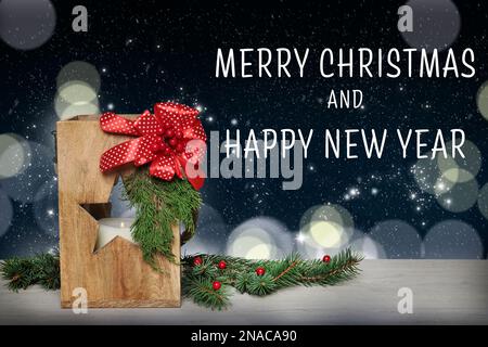 Design del biglietto d'auguri. Composizione con lanterna di Natale su tavolo di legno Foto Stock