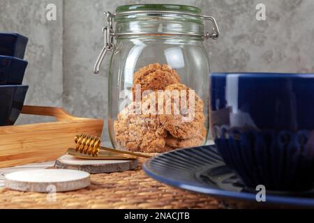 Primo piano di una tazza di tè in ceramica con biscotti Foto Stock