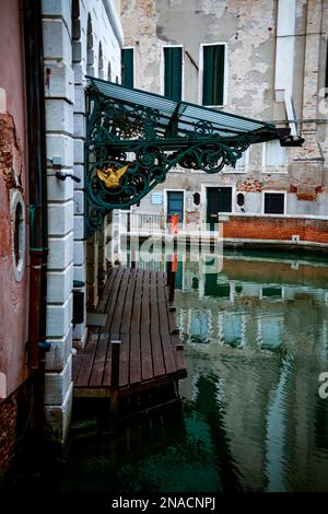 Un'immagine verticale di una tenda in ferro battuto sopra la porta dell'Opera la Fenice di Venezia Foto Stock