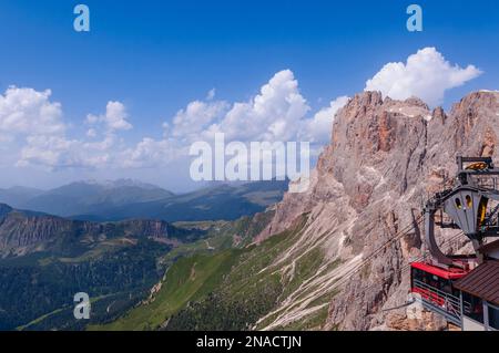 Struttura della gondola e edificio di osservazione a San Martino di Castrozza nelle Dolomiti; Trentino-alto Adige, Trentino, Italia Foto Stock