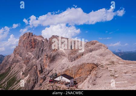 Costruzioni e cime montuose a San Martino di Castrozza nelle Dolomiti; Trentino-alto Adige, Trentino, Italia Foto Stock