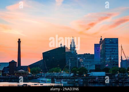 Il Royal Albert Dock al tramonto con il Liver Bird Building, Mann Island e la Pumphouse Foto Stock