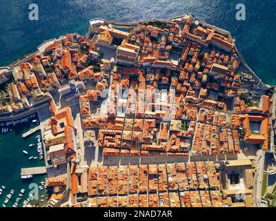 Vista aerea del centro storico di Dubrovnik, in Croazia, patrimonio dell'umanità dell'UNESCO. Famosa attrazione turistica nel Mare Adriatico. Foto Stock