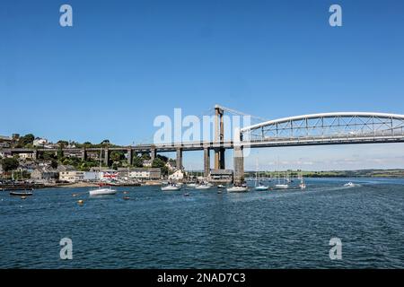 Il Waterfront a Saltash accanto al Fiume Tamar con il Royal Albert Bridge e il Tamar Road Bridge che forniscono lo sfondo. Foto Stock