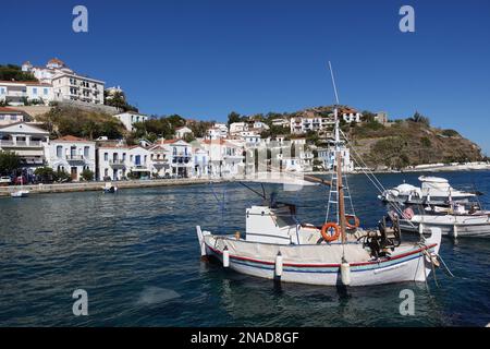 Piccola tipica imbarcazione greca nel pittoresco porto di Evdilos, Ikaria, Grecia Foto Stock