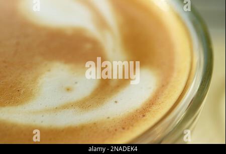 Primo piano della superficie gelida del caffè latte con latte Art Foto Stock