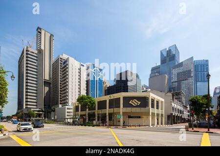 Infrastrutture di Singapore Streets nel quartiere degli affari. Con alti edifici commerciali, strade larghe e stazione ferroviaria della metropolitana. Foto Stock