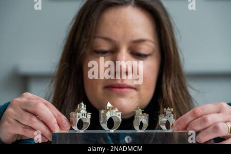 Edimburgo, Regno Unito. 11th Feb, 2023. La Galleria Scozzese, Edimburgo, Scozia. Vicky Ambery-Smith mostra di opere d'argento. PIC mostra Kirsty Sumerling, dalla Galleria Scozzese, guardando da vicino i quattro intricati anelli d'argento utilizzando l'architettura come ispirazione. Vicky Ambery-Smith è un designer di gioielli e argenteria che utilizza l'architettura come ispirazione . Il suo lavoro è attualmente in mostra in una nuova mostra che si apre fino al 25th febbraio 2023 presso la Scottish Gallery nella New Town di Edimburgo. Picture Credit: phil wilkinson/Alamy Live News Foto Stock