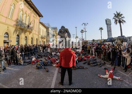 Viareggio, Italia. 12 Feb , 2023. Carnevale di Viareggio, 2nd° corso dell'edizione 150th, i carri sfilano lungo il lungomare affollato di gente. Stefano dalle Luche / Alamy Live News. Foto Stock