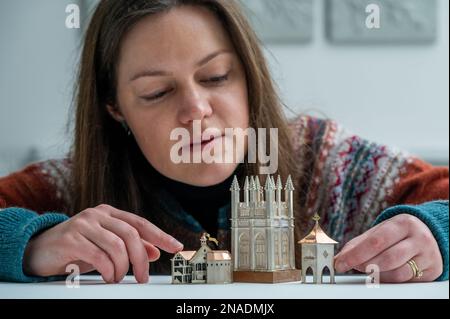 La Galleria Scozzese, Edimburgo, Scozia. Vicky Ambery-Smith mostra di opere d'argento. Vicky Ambery-Smith è un designer di gioielli e argenteria che utilizza l'architettura come ispirazione . Il suo lavoro è attualmente in mostra in una nuova mostra che si apre fino al 25th febbraio 2023 presso la Scottish Gallery nella New Town di Edimburgo. Il PIC mostra Kirsty Sumerling, dalla Galleria Scozzese, guardando da vicino le quattro intricate argenterie dell'edificio, tra cui Shakespeare Globe Theatre (a sinistra), Magdalen Tower Box, 2015 (al centro) e Scottish Doocot lapel pin - ispirato a Bowerbutts II, 2018 Picture Phil Wilki Foto Stock