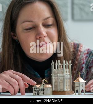 La Galleria Scozzese, Edimburgo, Scozia. Vicky Ambery-Smith mostra di opere d'argento. Vicky Ambery-Smith è un designer di gioielli e argenteria che utilizza l'architettura come ispirazione . Il suo lavoro è attualmente in mostra in una nuova mostra che si apre fino al 25th febbraio 2023 presso la Scottish Gallery nella New Town di Edimburgo. Il PIC mostra Kirsty Sumerling, dalla Galleria Scozzese, guardando da vicino le quattro intricate argenterie dell'edificio, tra cui Shakespeare Globe Theatre (a sinistra), Magdalen Tower Box, 2015 (al centro) e Scottish Doocot lapel pin - ispirato a Bowerbutts II, 2018 Picture Phil Wilki Foto Stock