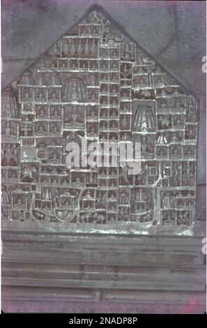 Il complesso del tempio di Ranakpur nel Rajasthan comprende 1444 colonne intagliate in modo complesso, 24 sale pillared accompagnate da 80 cupole che sono portate da 400 colonne. L'apogeo di questa intera architettura del tempio è il fatto che qui non ci sono due pilastri uguali! Foto Stock