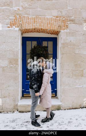 coppia innamorata si bacia nella città invernale innevata Foto Stock