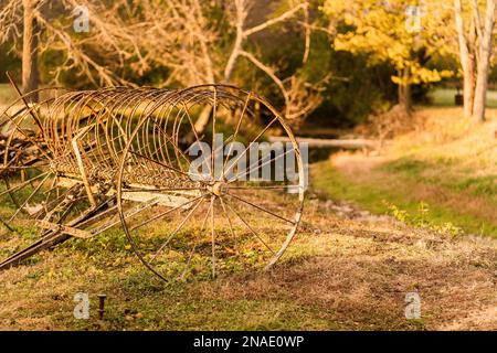 Antica fattoria Hay Rake da un torrente in autunno Foto Stock