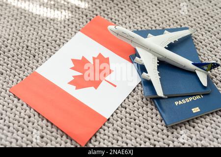 Vista dall'alto del passaporto, dell'aereo giocattolo, della bandiera del Canada Foto Stock