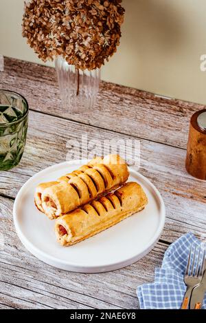 salsiccia fatta in casa in un piatto Foto Stock