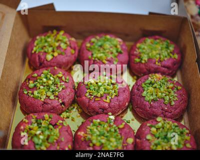 Primo piano di biscotti fatti in casa in una scatola . Foto Stock