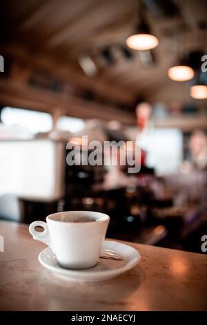 Tazza bianca per caffè espresso in una caffetteria Foto Stock