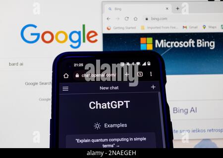 Vilnius, Lituania - 2023 febbraio 13: OpenaAI ChatGPT, Microsoft Bing e Google Bard su schermi. Foto Stock