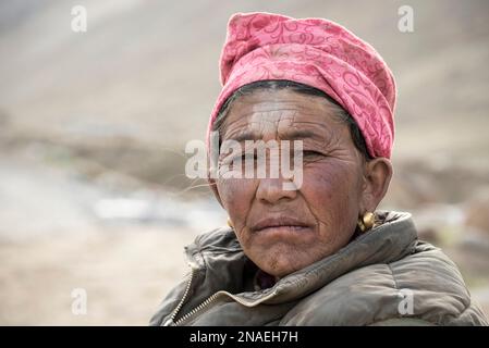 Pellegrino che riposa sul Kailash Kora Foto Stock