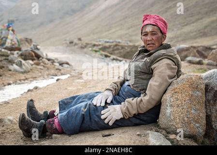 Pellegrino che riposa sul Kailash Kora Foto Stock