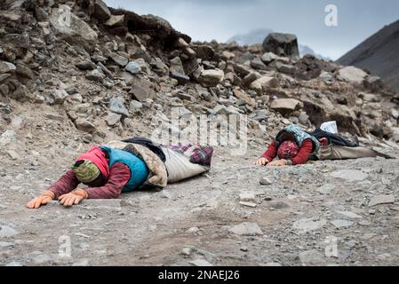 Pellegrini che iniziano sulla Kailash Kora prostrando sulla Kailash Kora Foto Stock