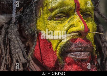 Uomo della nuova Guinea nel villaggio di Wabia nell'area della valle di Tari, nelle Highlands meridionali. Fa parte di un gruppo che si prepara a eseguire una "Sun Dance" per... Foto Stock