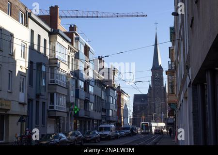 GHENT, BELGIO, 8 FEBBRAIO 2023: Vista guardando lungo la via Jacques Eggermont verso la chiesa di St Lievens a Ledeberg, Ghent. Ledeberg è il più denso Foto Stock