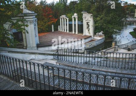 Stadio di influenza romana anfiteatro all'aperto sull'acqua nel Royal Baths Park di Varsavia visto dall'auditorium Foto Stock