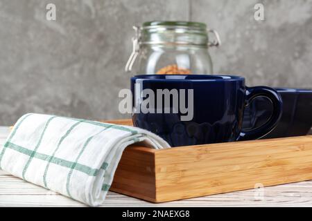 Primo piano di una tazza di tè in ceramica con biscotti Foto Stock