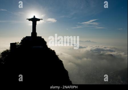 Statua del Cristo Redentore all'alba; Rio de Janeiro, Brasile Foto Stock