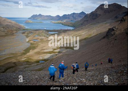 Gli ecoturisti ripercorrono l'ultima tappa del viaggio di Ernest Shackleton; l'isola della Georgia del Sud, il territorio britannico d'oltremare Foto Stock