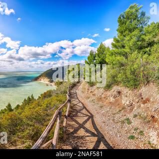 Stupende isolette Faraglioni di Puglia in estate baia mare Adriatico Baia delle Zagare. Mattinata Faraglioni e costa di Mergoli, Vieste Garg Foto Stock