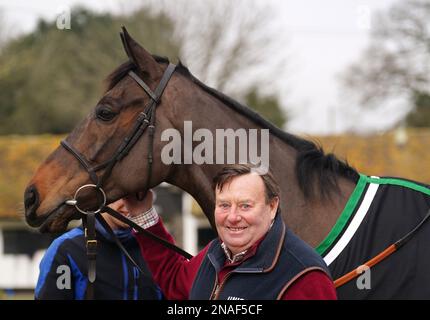 Allenatore Nicky Henderson e Constitution Hill durante una visita alle scuderie di Nicky Henderson a Seven Barrows a Lambourn, Berkshire. Data immagine: Lunedì 13 febbraio 2023. Foto Stock