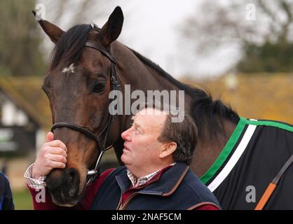 Allenatore Nicky Henderson e Constitution Hill durante una visita alle scuderie di Nicky Henderson a Seven Barrows a Lambourn, Berkshire. Data immagine: Lunedì 13 febbraio 2023. Foto Stock