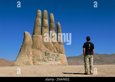 Mano del Desierto, una grande mano scolpita nel deserto di Atacama; deserto di Atacama, Cile Foto Stock