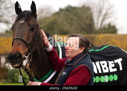 Allenatore Nicky Henderson e Constitution Hill durante una visita alle scuderie di Nicky Henderson a Seven Barrows a Lambourn, Berkshire. Data immagine: Lunedì 13 febbraio 2023. Foto Stock