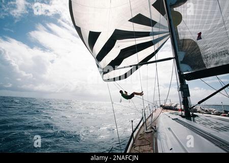 Naviga al largo dell'isola di Grenada nei Caraibi. Scena dal 2011 Mt. Gay Rum yacht Race, che circumnaviga l'isola di Grenada Foto Stock