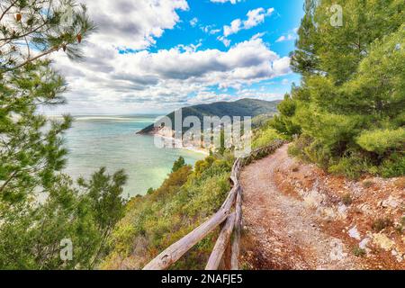 Stupende isolette Faraglioni di Puglia in estate baia mare Adriatico Baia delle Zagare. Mattinata Faraglioni e costa di Mergoli, Vieste Garg Foto Stock