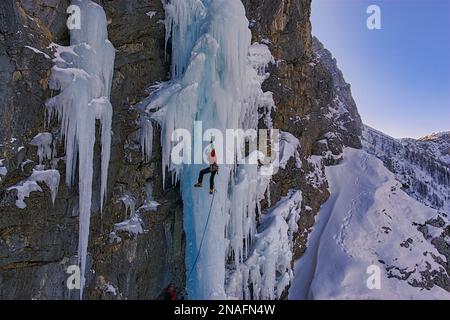 Il famoso arrampicatore affronta una candela di ghiaccio nel Parco Nazionale del Triglav, l'unico parco nazionale sloveno delle Alpi, la Slovenia Foto Stock