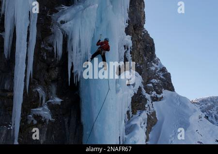 Arrampicatore su ghiaccio che sale su una candela di ghiaccio nel Parco Nazionale del Triglav, l'unico parco nazionale della Slovenia sulle Alpi; la Slovenia Foto Stock