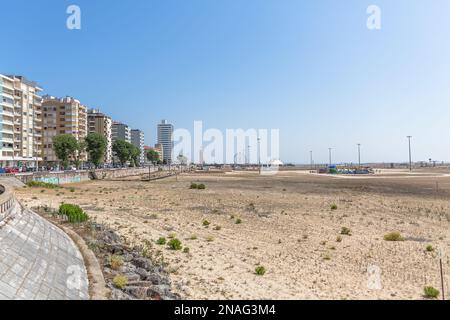 Figueira da Foz Portogallo 08 07 2021: Vista incredibile di Figueira da Foz, spiaggia Claridade con passaggi pedonali e principale viale del Brasile, lungo il mare Foto Stock