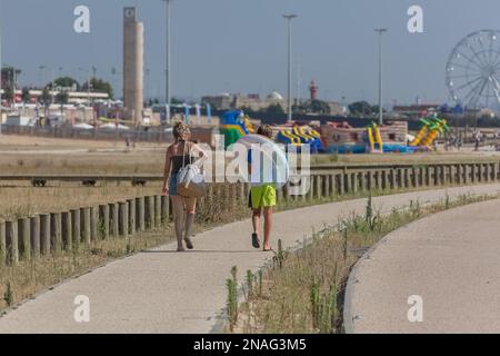 Figueira da Foz Portogallo 08 09 2022: Vista alla madre e al figlio andando alla spiaggia e camminando sui passaggi pedonali di Figueira da Foz, Claridade BE Foto Stock