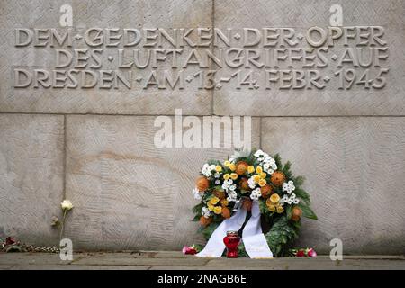 Dresda, Germania. 13th Feb, 2023. Una corona di fiori si trova nel cimitero di Heidefriedhof di fronte alla pietra commemorativa per le vittime del bombardamento del 13 e 14 febbraio 1945. Il 13 febbraio, la capitale dello stato di Dresda commemora la distruzione della città durante la seconda guerra mondiale 78 anni fa. Il 13 e 14 febbraio 1945, i bombardieri alleati riducevano il centro della città sull'Elba a macerie. Fino a 25.000 persone hanno perso la vita. Credit: Sebastian Kahnert/dpa/Alamy Live News Foto Stock