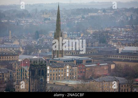 Halifax è una città del distretto metropolitano di Calderdale, nello Yorkshire occidentale, in Inghilterra. E 'il centro commerciale, culturale e amministrativo del quartiere, e la sede del Consiglio di Calderdale. Nel 15th ° secolo, la città divenne un centro economico del vecchio West Riding dello Yorkshire, principalmente nella produzione di lana. Halifax è la città più grande nel più ampio quartiere di Calderdale. Halifax era una fiorente cittadina di mulini durante la rivoluzione industriale. Foto Stock