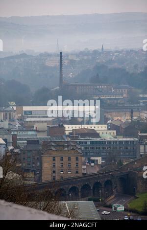 Halifax è una città del distretto metropolitano di Calderdale, nello Yorkshire occidentale, in Inghilterra. E 'il centro commerciale, culturale e amministrativo del quartiere, e la sede del Consiglio di Calderdale. Nel 15th ° secolo, la città divenne un centro economico del vecchio West Riding dello Yorkshire, principalmente nella produzione di lana. Halifax è la città più grande nel più ampio quartiere di Calderdale. Halifax era una fiorente cittadina di mulini durante la rivoluzione industriale. Foto Stock