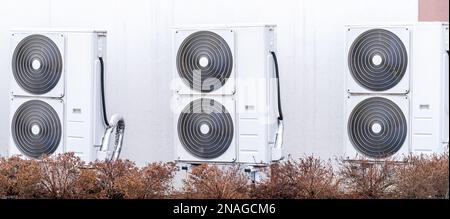 pompe di calore per il riscaldamento e il riscaldamento dell'acqua negli edifici Foto Stock