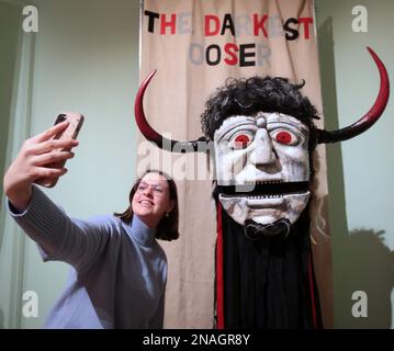 Warwickshire, England.13 feb 2023 Compton Verney ospita la prima mostra in assoluto dedicata al costume e ai costumi folk britannici. Lecia ,24, scattando un selfie con il più scuro Ooser: Testa di legno con tessuto. Questa maschera conserva un posto nella cultura popolare Dorset, essendo rimosso dal museo per l'uso nelle processioni locali di danza Morris tenuto dal Wessex Morris Men in bothSt Georges Day e maggio DayCompton Verney dal 11 febbraio - 11 giugno 2023.Paul Quezada-Neiman/Alamy Live News Foto Stock